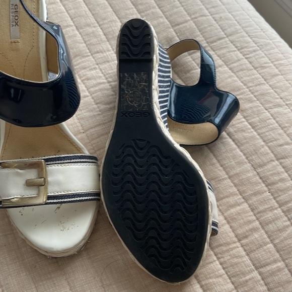 A beautiful white and blue wedge - Picture 3 of 3